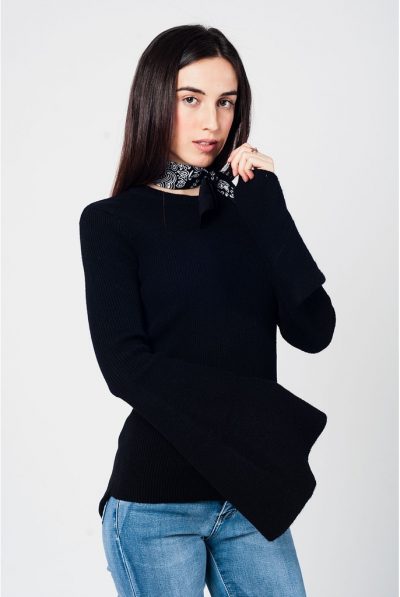 Q2Black knitted sweater with bell sleeves