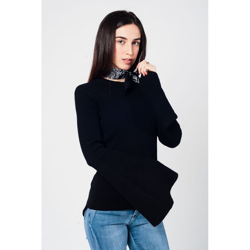 Q2Black knitted sweater with bell sleeves